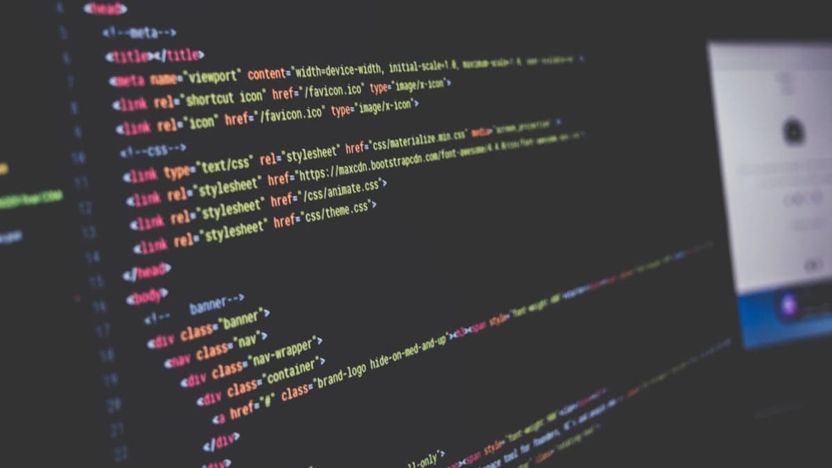 Ekranda görünen renkli HTML kaynak kodu