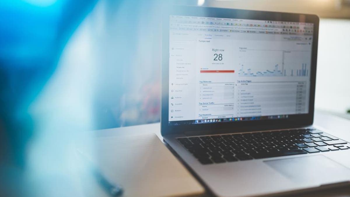 Dizüstü bilgisayarda açık bir web analitiği raporu